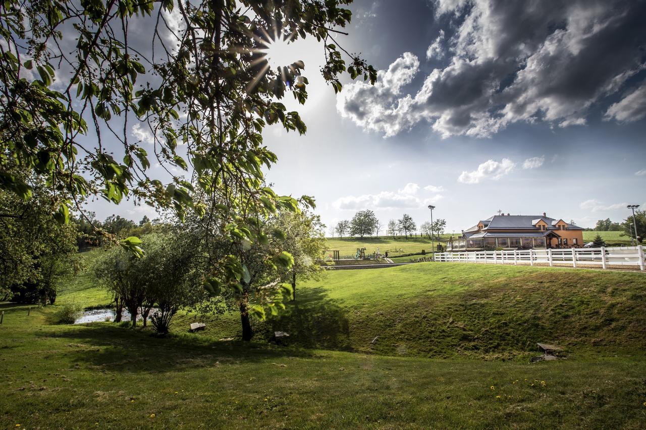 Hotel Horse Riding - Jezdecky Areal Tršice المظهر الخارجي الصورة