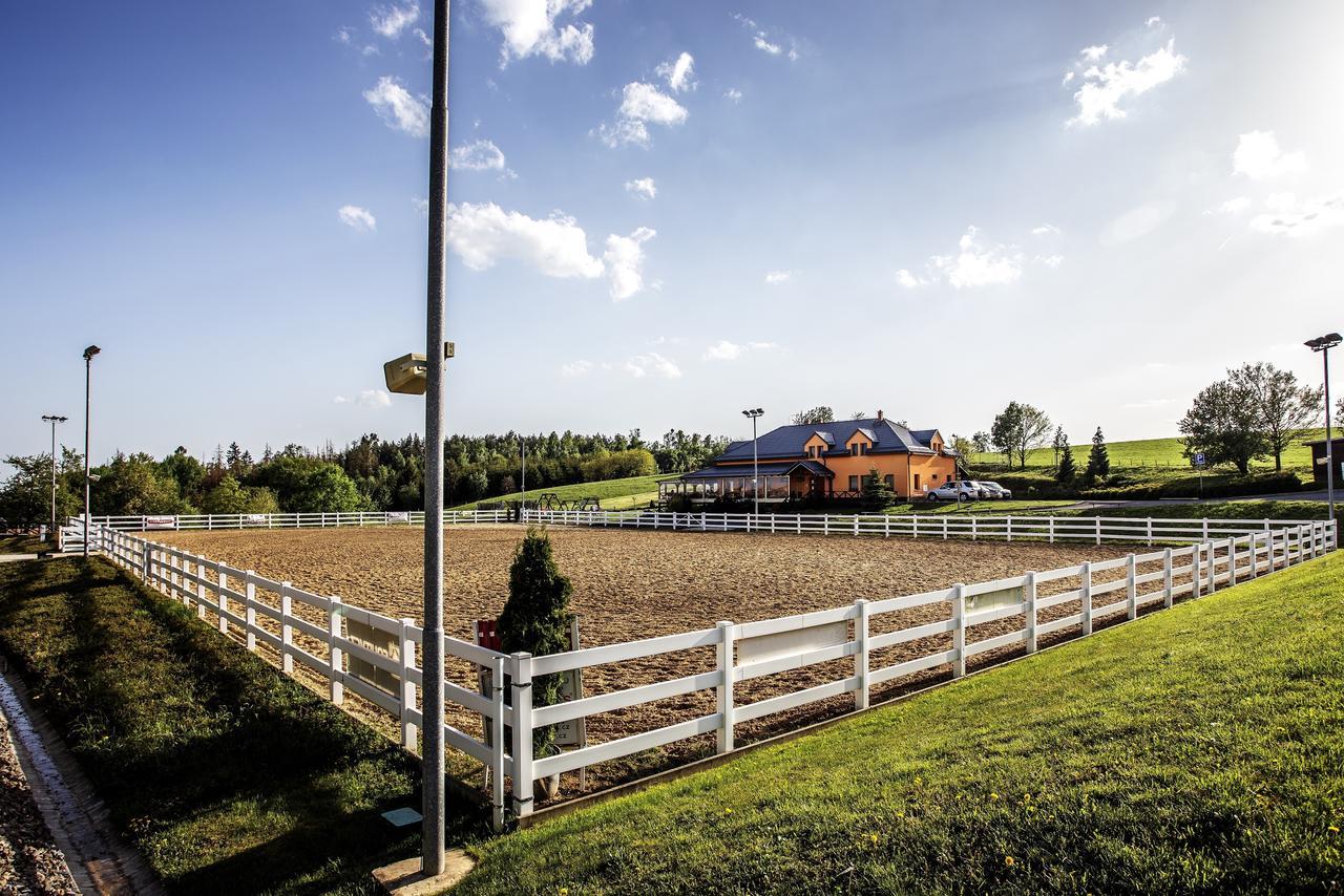 Hotel Horse Riding - Jezdecky Areal Tršice المظهر الخارجي الصورة