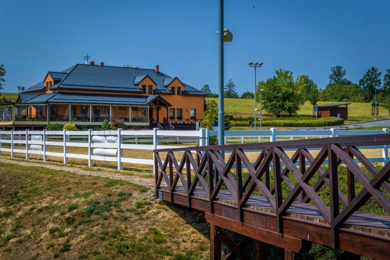 Hotel Horse Riding - Jezdecky Areal Tršice المظهر الخارجي الصورة