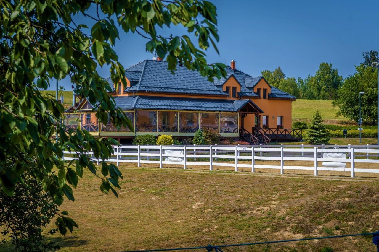 Hotel Horse Riding - Jezdecky Areal Tršice المظهر الخارجي الصورة